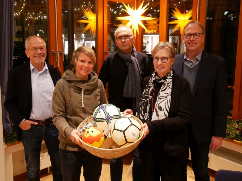 Eine Grenze überschritten - Marktplatzgespräch zur WM mit Fairtrade-Bällen. Mit Friedhelm Böger, Lara Schröder, Dietrich Schulze-Marmeling und den Moderatoren Sabine Hartmann und Dieter Bökemeier (von links).