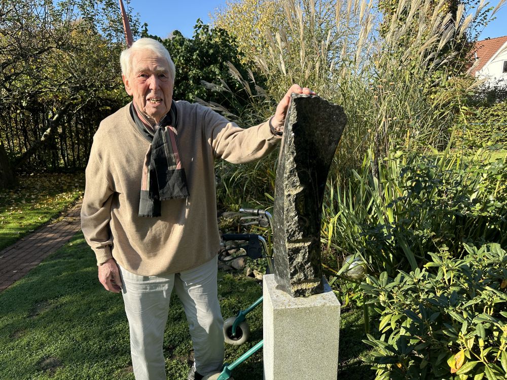 60-jähriges Ordinationsjubiläum - Wolf-Dieter Schmelter im Garten mit einem Kunstwerk eines ehemaligen Konfirmanden: Bildhauer Dorsten Diekmann (Lemgo).