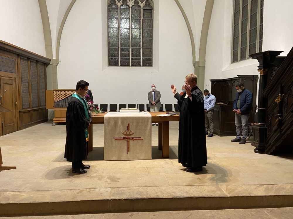 Lippische Landeskirche international - Gottesdienst in der Erlöserkirche Detmold: Landessuperintendent Dietmar Arends (rechts) führt Keunmyung Heo in seinen Dienst ein.